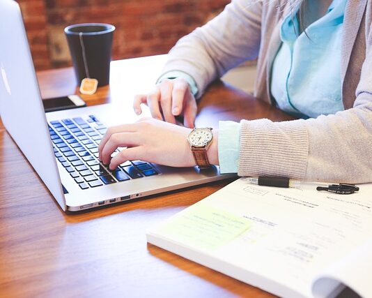 Czy komputer stacjonarny jest lepszy od laptopa?
